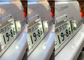 ライセンスランプの光量をレンズで調整 05