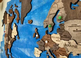 Set up a world map on the wall of the living room / リビングルームの壁へ世界地図を設置 2