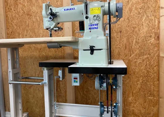 The initial speed of the industrial sewing machine was too fast, so I used a pulley to decelerate it.. / 工業ミシンは初速が早すぎたので、プーリーを使って減速