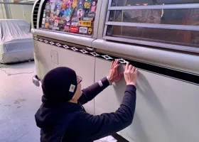 Decoration lines to a BUS body / バスのボディへデコレーションライン入れ 19