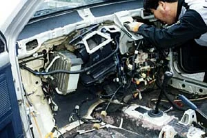 内装を剥がした室内