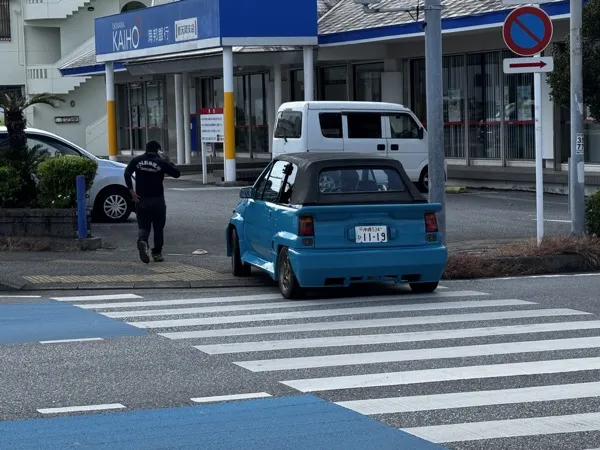 右前から。ボンネットとボディは出たまま