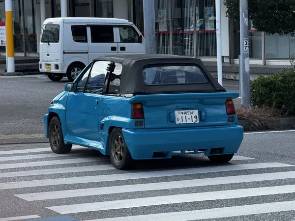 リアから。裾をぐるりと掛けてある