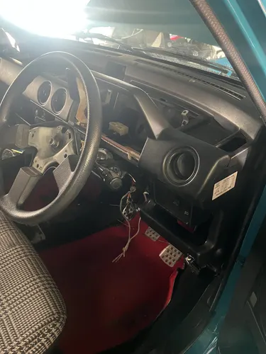 運転席まわり。ペダルとフロアが見える