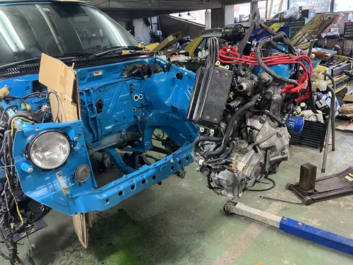 車外に出たエンジン